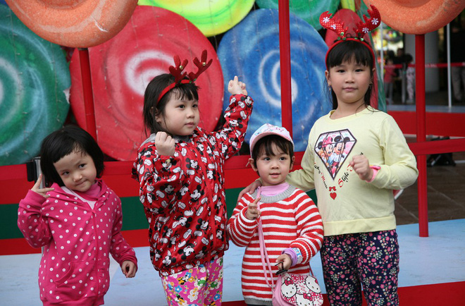 Mưa cả ngày, người Hà Nội đổ về các TTTM mua sắm và vui chơi ngày đầu nghỉ lễ Tết Dương lịch